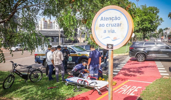De bicicleta elétrica, mulher é atingida por carro em plena ciclovia