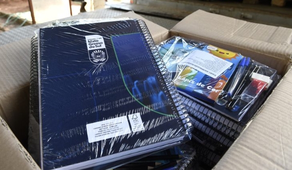Organização e logística garantem entrega de uniformes e kits aos alunos