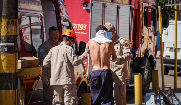 Mecânico tem queimadura de 2º grau após clarear galão de óleo com isqueiro