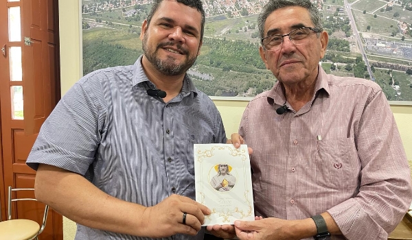 Prefeito Nelson Cintra recebe o primeiro convite do Centenário da Paróquia Sagrado Coração de Jesus 