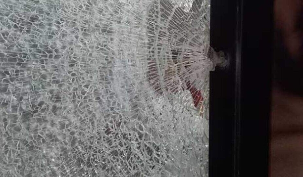 Vítima de assalto, dono de conveniência escapa de 2 tiros e dupla foge com R$ 50