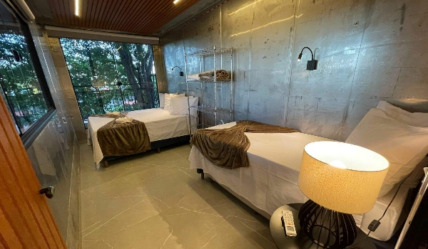 Casa em contêiner ficou tão gostosa que dá vontade de largar a alvenaria