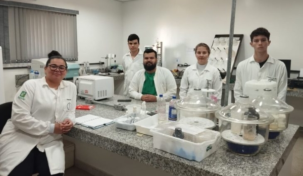 Pesquisa fomentada pela Fundect usa resíduos da indústria do pescado para criar embalagens