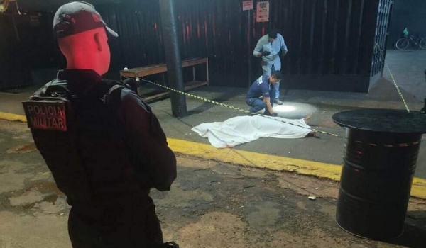 Eletricista é morto a tiros por dupla de moto enquanto bebia em conveniência