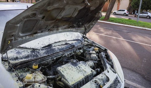 Carro tem princípio de incêndio após curto-circuito na bateria