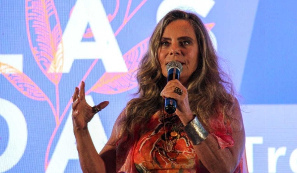 Bruna Lombardi diz que chave para felicidade é não se esquecer