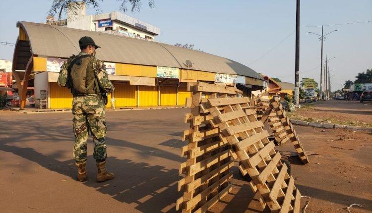 Paraguai não abre e sacoleiros burlam até exército para cruzar a fronteira em MS