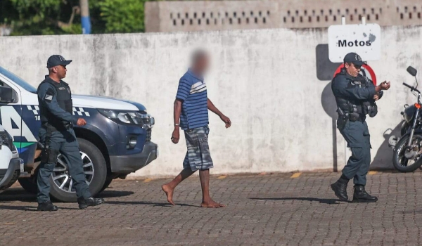 Com tesoura no peito, homem faz mulher refém