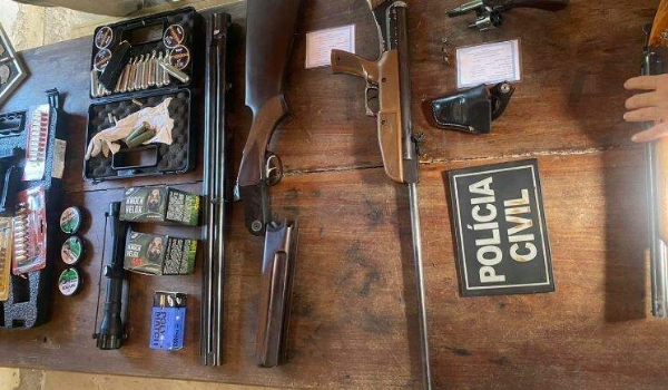 CAC tem armas apreendidas após ameaçar crianças e atirar para cima