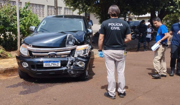 Com caminhonete furtada, homem foge da PM, bate em muro e leva tiro