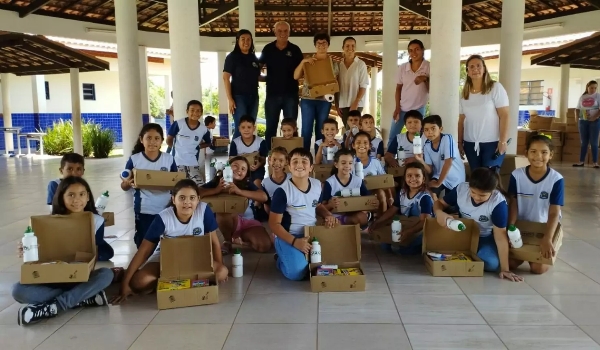 Novos kits escolares são recebidos com euforia e gratidão por estudantes da rede municipal de Caracol
