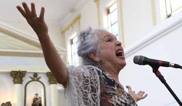 Artista campo-grandense Tetê Espíndola comemora 70 anos nesta segunda-feira