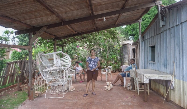 Últimos da família, irmãos vivem juntos para cuidar casa de madeira