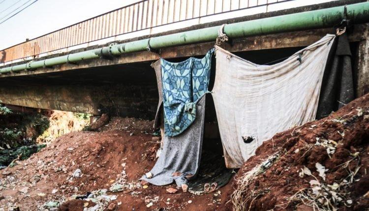 Onda de calor histórica em Campo Grande faz quem vive na rua ‘dar seus pulos’ para sobreviver