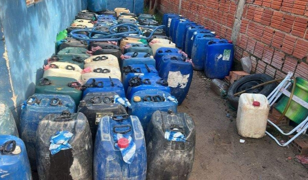 Duzentos galões com combustível contrabandeado são apreendidos na fronteira