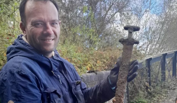 Caçador de relíquias encontra espada viking milenar na Inglaterra