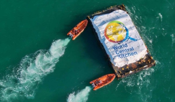 Faixa de Gaza recebe alimentos em meio a bombardeios