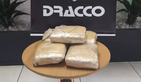 A caminho de Goiás, casal é preso com tabletes de maconha em rodovia