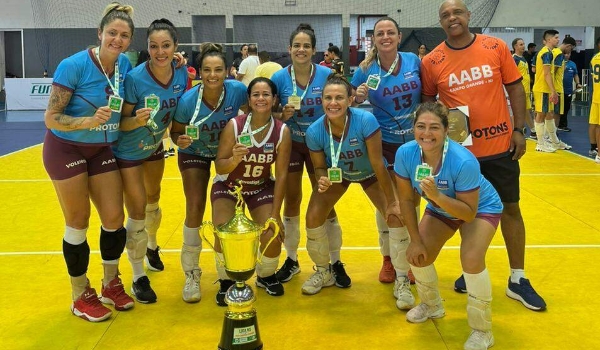 Time das quarentonas brilha pelo talento no vôlei e amizade inabalável