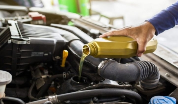 Vai trocar o óleo do motor? No posto, preço pode ter diferença de até 87,5%