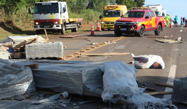 Acidente entre três carretas deixa motorista ferido e interdita BR-163