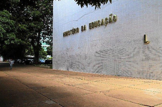 Deputados denunciam ao TCU contratos na área do MEC