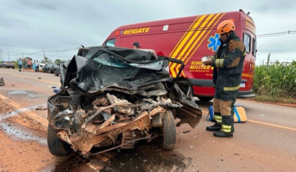 Carro de passeio fica com a frente destruída após colisão com caminhão