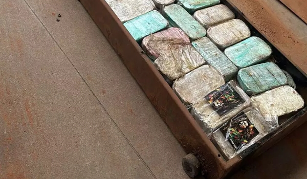 PF prende homem que “cheirava pó” enquanto dirigia veículo com 150 kg de cocaína