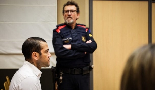 Daniel Alves paga fiança de 1 milhão de euros e deve deixar prisão