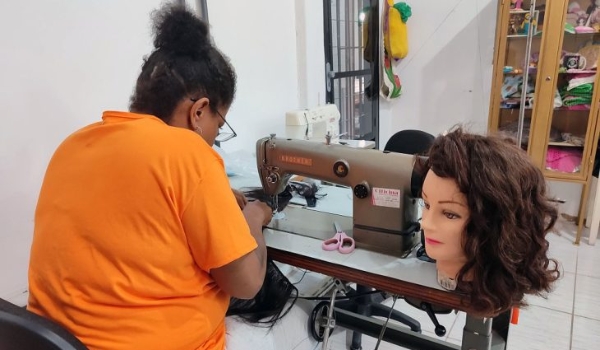 Apreendidos, cabelos contrabandeados viram perucas solidárias em presídio de MS