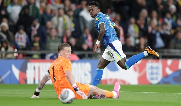 Brasil enfrenta Espanha em amistoso marcado contra o racismo