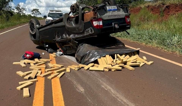 Traficante capota picape e espalha mais de 700 kg de maconha pela rodovia