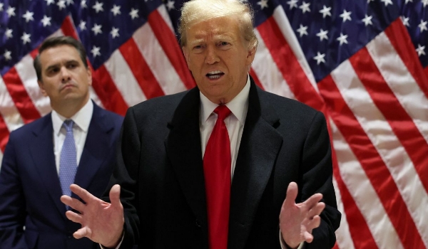 Cristãos reagem à cópia patriótica da Bíblia vendida por Trump