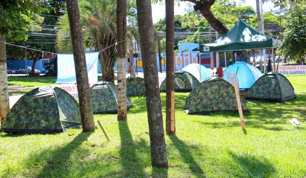 Protesto em avenida tem mais barracas que militantes