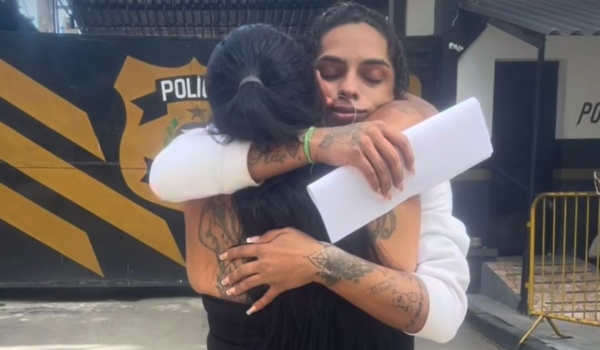 Influencer trans é solta e vai responder por porte ilegal de arma em liberdade