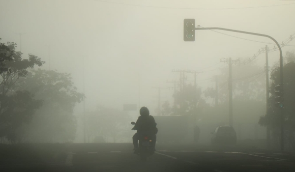Choque entre ar úmido e baixa temperatura causou nevoeiro nesta manhã