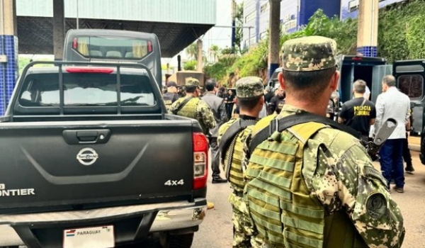 Paraguai entrega 25 presos brasileiros à Polícia Federal