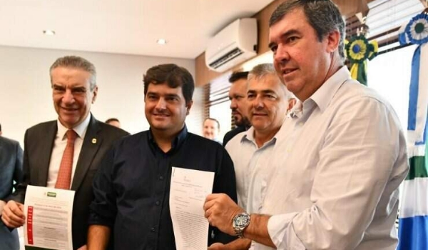 Eduardo Riedel começa semana entregando obras em Nioaque