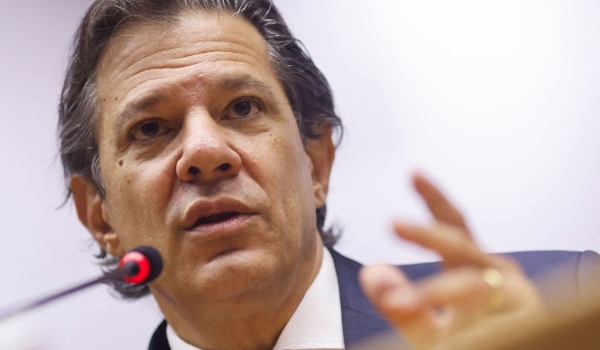 Haddad sinaliza a Lula “neutralidade” na disputa pelo comando da Petrobras