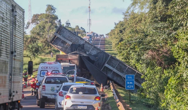 Acidente entre carretas e carro mata 5 pessoas na 163