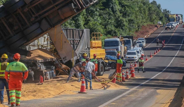 Ninguém sobreviveu a acidente na BR-163 e polícia busca 6ª vítima, diz delegado