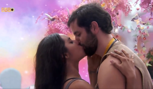 BBB24: Isabelle e Matteus se beijam no Quarto Fada