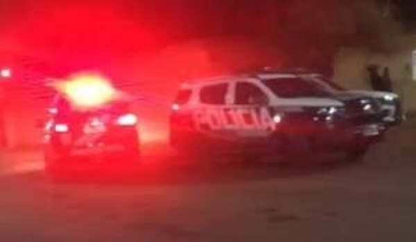 Suspeito de roubos e furtos reage à abordagem, troca tiros com a PM e é baleado