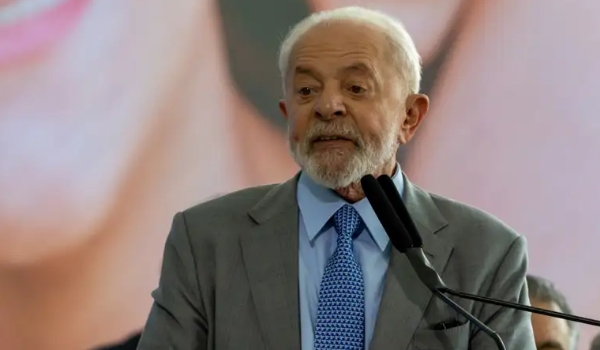 Lula chega às 10h para despachar carga de carne para a China