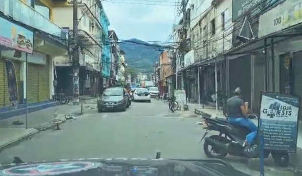 “Entre o tiro e a multa”: motociclistas relatam que criminosos proíbem uso de capacete no Rio