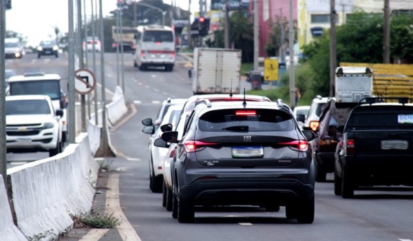 Prazo para licenciar veículos com placas final 1 e 2 em MS vence no dia 30