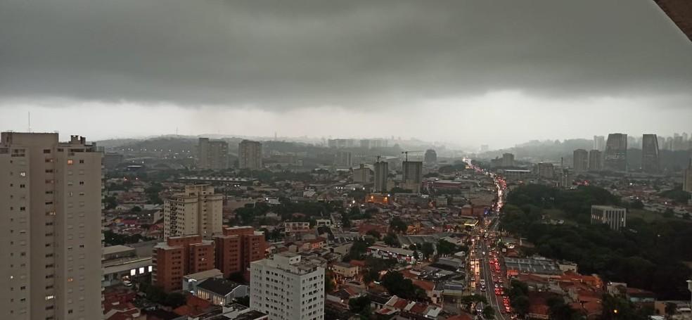 Temporal atinge SP, e 'dia vira noite'