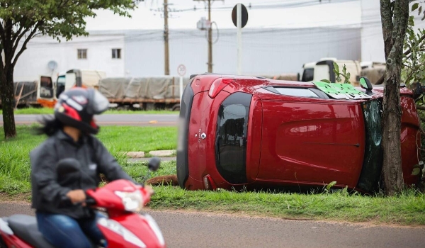 Motorista de aplicativo dorme ao volante e capota carro em avenida