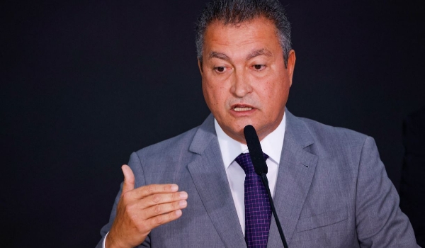 Governo quer reduzir conta de luz “sem dar cavalo de pau”, diz ministro