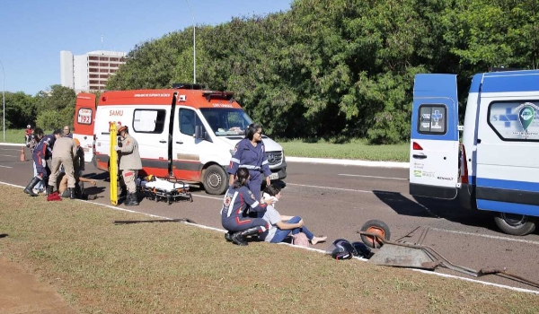 Trabalhadores são atropelados por motociclista durante serviço de tapa buraco